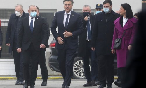 [FOTO] Stožer za obnovu sastaje se u Petrinji, stigao i Plenković