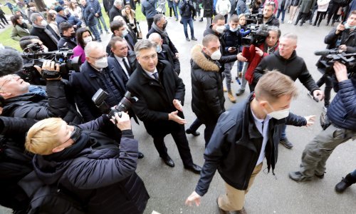 [VIDEO/FOTO] Plenković i svita izviždani na ulasku u petrinjsku crkvu, poletjela i gruda snijega. Nakon mise premijer prozvao Milanovića da 'prodaje bozu'