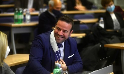 Što gradonačelnikova udruga predlaže, grad usvaja! Pa čak i ovo: 'Zabrana hodanja centrom grada nedolično odjevenim osobama'