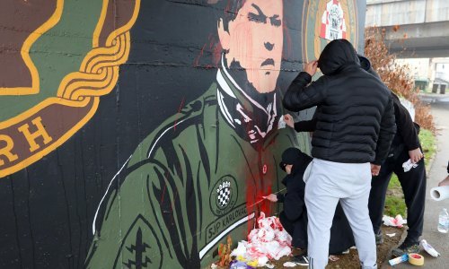 [VIDEO/FOTO] Mural s likom ratnog zločinca Mihajla Hrastova u Karlovcu zaliven crvenom bojom, očistili ga pripadnici BBB-a