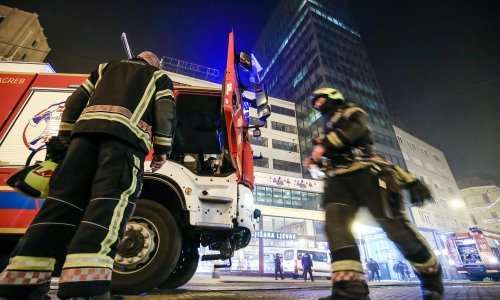 [FOTO/VIDEO] Nakon proslave na Jelačić placu vatrogasci gasili požar na neboderu