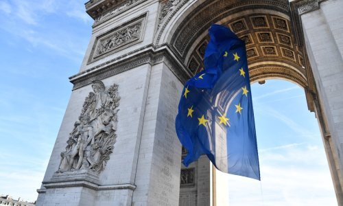 Macron nakon kritike desničara uklonio zastavu EU sa Slavoluka pobjede