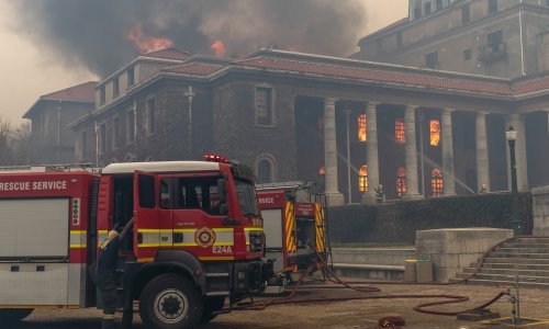 Požar u zgradi južnoafričkog parlamenta u Cape Townu