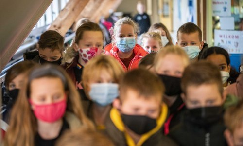 Vlasti će tražiti od engleskih učenika da nose maske u školama zbog omikrona