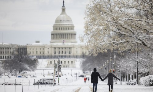 Snijeg zameo istočni dio SAD-a, prometni kaos dodatno otežan