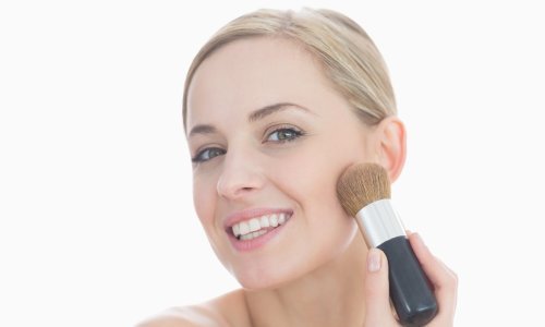 Oprez! Možda i vi radite ovih šest najčešćih grešaka pri nanošenju pudera