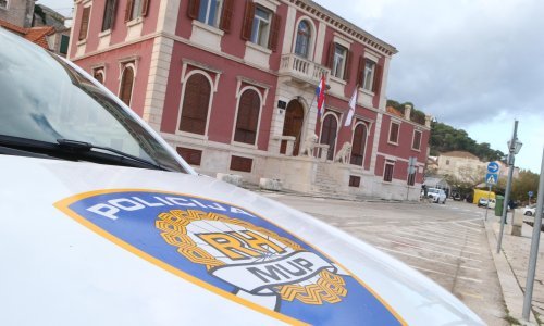 Tri kaznene prijave protiv nasilnika koji je na Braču zatočio ženu i premlatio je