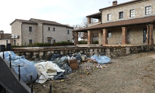Kuće za odmor u Svetom Lovreču na Poreštini izgledaju kao da ih je poharala katastrofa, no netko ih je odlučio dovesti u red