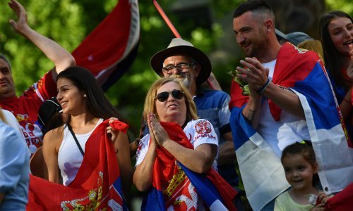 [VIDEO] Đokovićevi roditelji za veliki prosvjed: Zatočili su ga u hotel s buhama i užasnom hranom. Novak je srce Srbije!