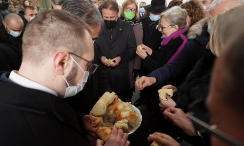 Na Božićnom prijemu SNV-a poruke mira i tolerancije, novčić za sreću iz česnice pripao Tomaševiću