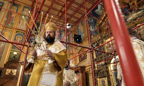 [FOTO/VIDEO] Pravoslavni vjernici slave Božić, u Zagrebu božićna liturgija služena među skelama