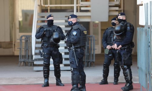 Policija pozvana zbog nasilja u obitelji, a muškarac se zabarikadirao u kupaonu i odbio otvoriti; provalili su pa ih je napao