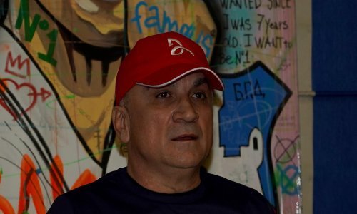 Srđan Đoković okupljenim prosvjednicima: Novak je u zatvoru, nije u hotelu! Oduzeli su mu novčanik i sve stvari, ali Bog je velik