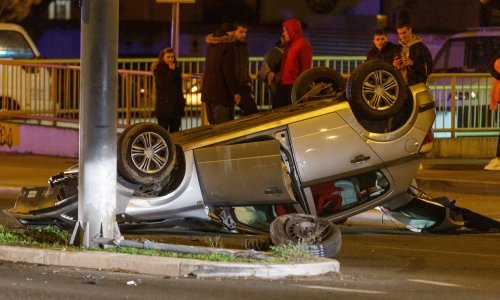 Auto u Splitu završio na krovu, jedna osoba ozlijeđena