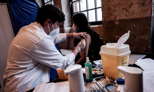 Francuska uvodi potvrde o cijepljenju, vrijedit će za restorane, kafiće, kina...