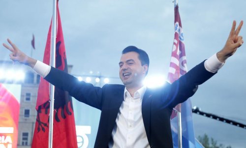 Albanska policija suzavcem i vodenim topovima na prosvjednike