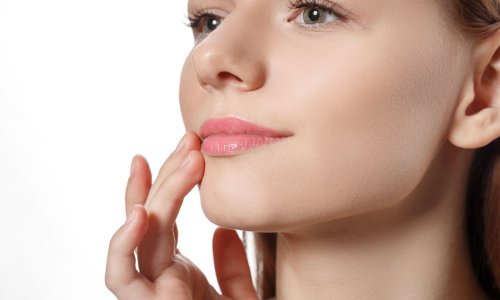 Usne su vam suhe i ispucale? Evo kako ćete riješiti ovaj čest problem zimi