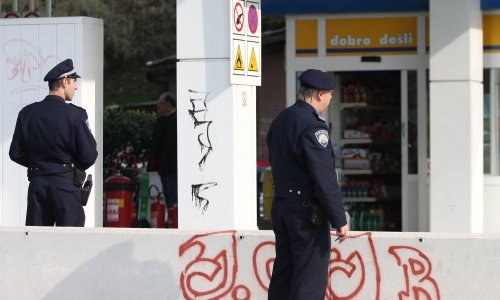 Maloljetnici ciglama i šipkama u Bujama oštetili deset vozila
