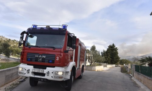Požar buknuo nedaleko Šibenika; vatra progutala makiju, raslinje i borovu šumu