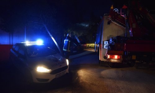 Kod Bribira bura srušila napuštenu kuću na cestu