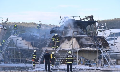 [FOTO] Požar progutao 20-metarsku jahtu u marini 'Dalmacija' u Sukošanu, vatra pod nadzorom