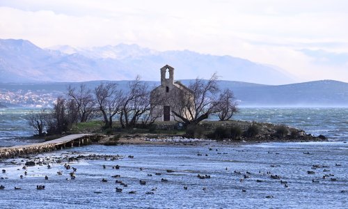 [VIDEO] Olujni vjetar na Jadranu rušio stabla i električne kablove, dio ostao bez struje