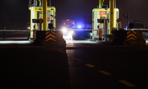 [FOTO/VIDEO] Na naplatnim kućicama kod Svete Helene automobil naletio na betonski razdjelnik; jedna osoba poginula
