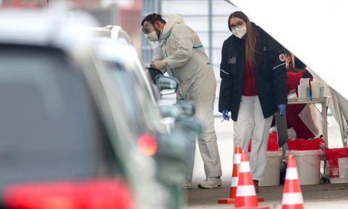 U posljednja 24 sata 8555 novih slučajeva zaraze, preminule su 32 osobe