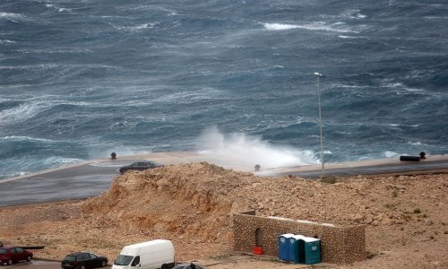Kamion kod Senja u provaliju survao jak bočni udar vjetra, poginuo vozač