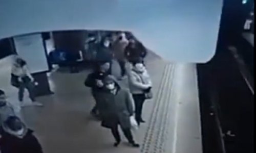 Uznemirujuća snimka iz Bruxellesa: Muškarac u metrou gurnuo ženu na tračnice uoči dolaska vlaka