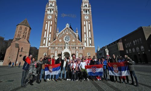 [VIDEO/FOTO] Neočekivani susret hrvatskih i srpskih navijača ispred katedrale u Szegedu; pogledajte kako je završilo...