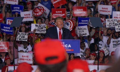 Donalda Trumpa očekuju pristaše na skupu u Arizoni