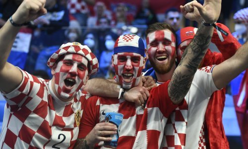 [FOTO] Luda atmosfera kakvu mogu napraviti samo hrvatski navijači; pogledajte najbolje fotke iz dvorane u Szegedu