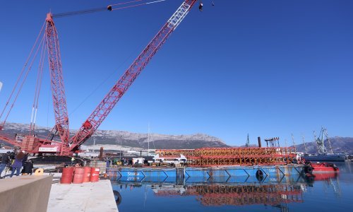 [VIDEO/FOTO] Most Ston u dijelovima krenuo prema Pelješcu, ovako je to izgledalo