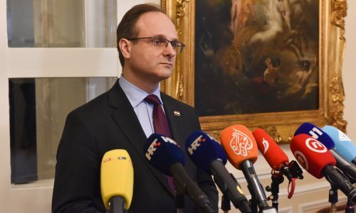 [FOTO/VIDEO] Frka Petešić brani se od optužbi da je ubrzao obnovu svog stana: Moj stan nije prvi obnovljen, ne znam detalje, pitajte suvlasnike