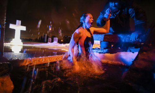 Pravoslavni svijet slavi Bogojavljenje: Pogledajte kako se vjernici kupaju u ledenoj vodi u Rusiji, Istočnom Sarajevu...