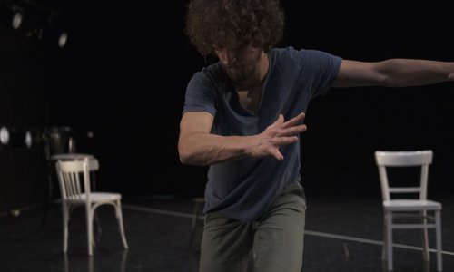 Usred svega: Predstava o dva stolca, koreografkinja Vesna Mimica