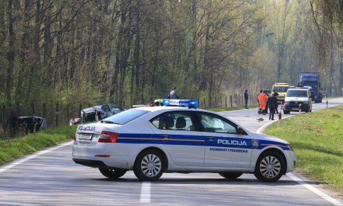 Pokušao pobjeći policiji drogiran i u vozilu s krivotvorenim pločicama; uhićen je nakon što je sletio s ceste