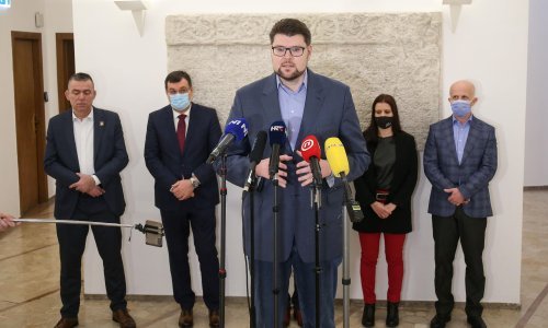 [FOTO/VIDEO] Oporba jedinstvena: Horvat mora otići!