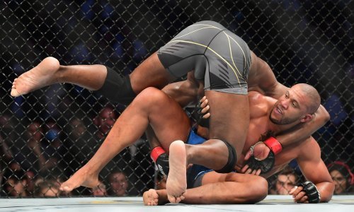 [FOTO] Israel Adesanya ostao kralj UFC-a srednje kategorije; u okršaju teškaša 'Bam Bam' nokautirao 'Crnu zvijer'