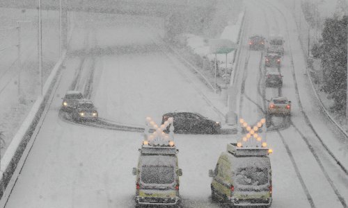 [FOTO] Kaos zbog snijega: Tisuće Grka zametene na autocesti kod Atene; u Istanbulu zatvorena zračna luka