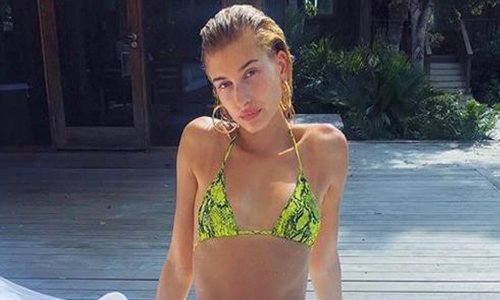 Uvijek izgleda fantastično: Hailey Bieber zapalila je društvene mreže fotografijom u badiću, a jedan modni detalj posebno privlači pažnju