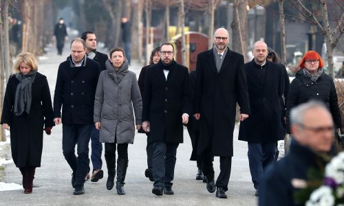 [FOTO] Cijelo vodstvo Grada Zagreba jutros je na Mirogoju odalo počast žrtvama holokausta