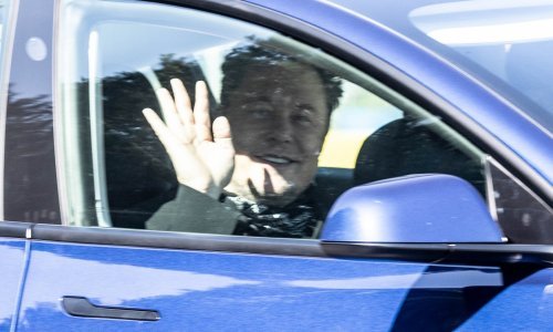 Tesla povlači 54 tisuće automobila zbog opcije nepoštivanja znaka 'stop'