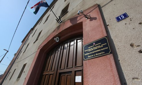 Rodbina uhićenih zbog prijetnji načelniku Udbine prosvjeduje u Gospiću, poveli i djecu