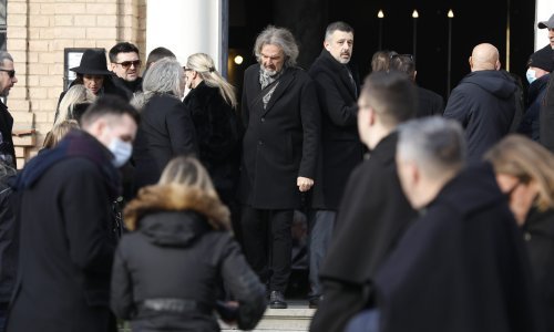 [FOTO] More emocija, tihi jecaji i suze: Obitelj, članovi benda i prijatelji se oprostili od Akija Rahimovskog