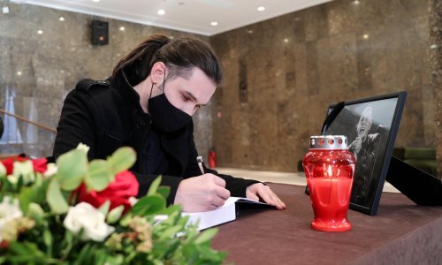 [FOTO] Održana komemoracija za legendarnog pjevača Akija Rahimovskog: Sve je počelo pjesmom 'Jesen u meni'