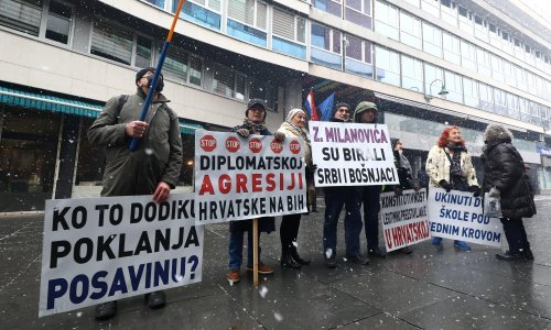 [VIDEO/FOTO] U Sarajevu prosvjed ispred hrvatskog veleposlanstva, prosvjednici donijeli i poklone za Zorana Milanovića