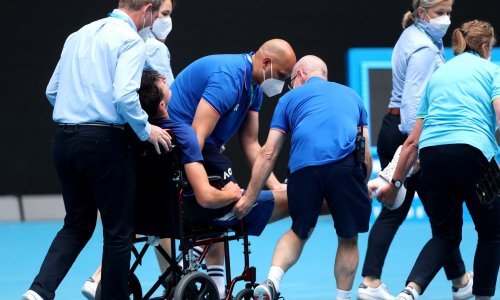 [FOTO] Šokantne scene na Australian Openu; mladi se tenisač srušio u finalu, liječnici su ga s terena iznijeli u kolicima