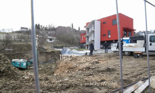 [FOTO/VIDEO] Aktiviralo se klizište u Gornjem Vrapču, zgrada se opasno nagnula
